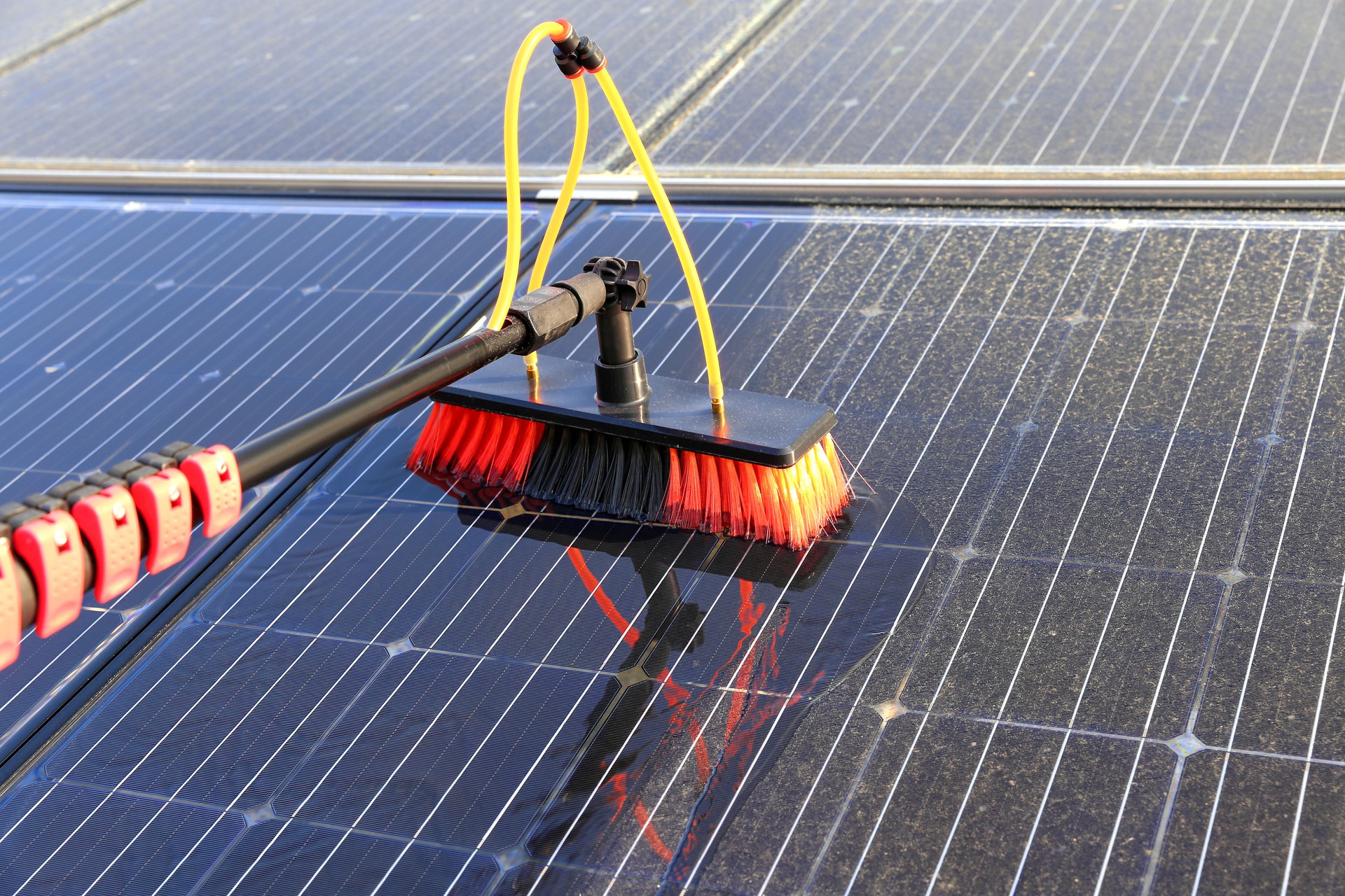 Gentle cleaning of solar modules with water